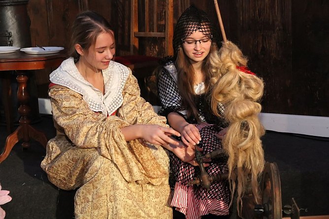 Frau Holle auf der Bühne (Foto: AndersweltTheater) Frau Holle auf der Bühne (Foto: AndersweltTheater)