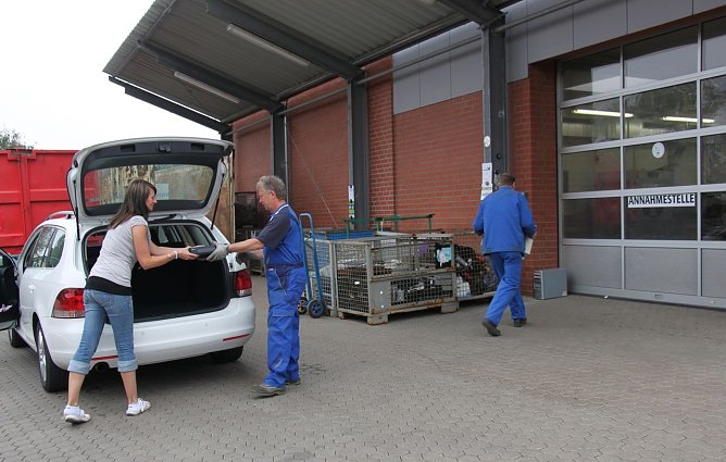 Elektroschrott abgeben (Foto: J. Piper)