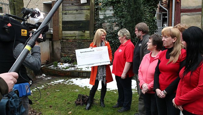 Symbolischer Scheck in Höhe von 4.000 Euro übergeben (Foto: nnz) Symbolischer Scheck in Höhe von 4.000 Euro übergeben (Foto: nnz)