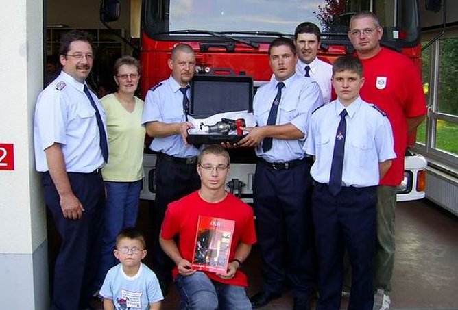 Freude bei der Feuewehr (Foto: Burkert)
