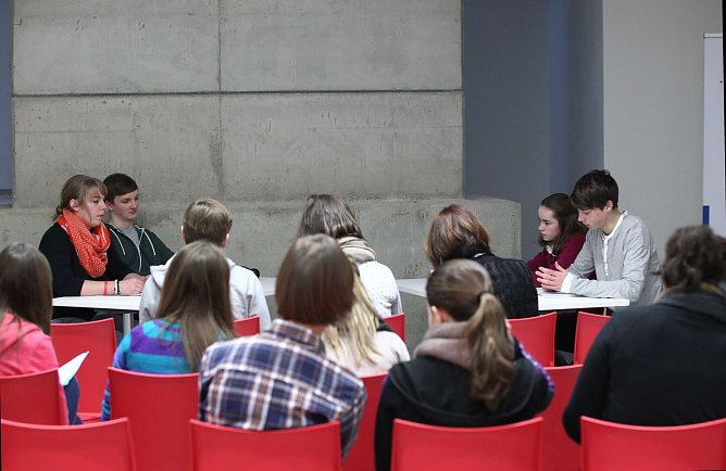 Jugend debattierte in der "Flohburg" (Foto: nnz)