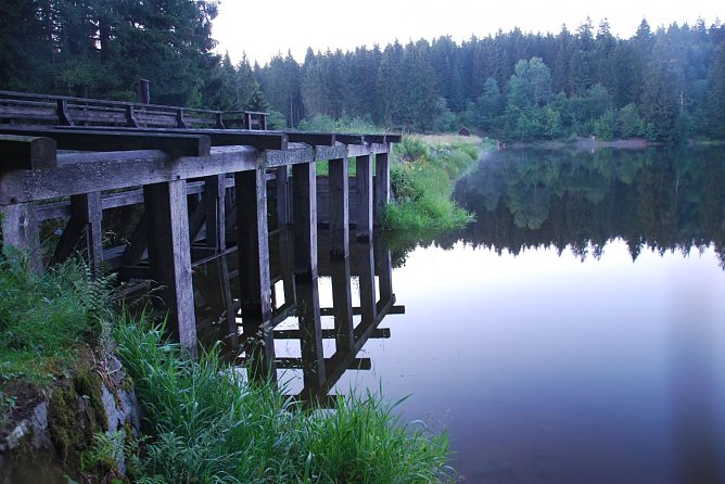 Oberharzer Bergbauteich mit Eisbrecher an der Ausflut (Foto: E. Blanke) Oberharzer Bergbauteich mit Eisbrecher an der Ausflut (Foto: E. Blanke)