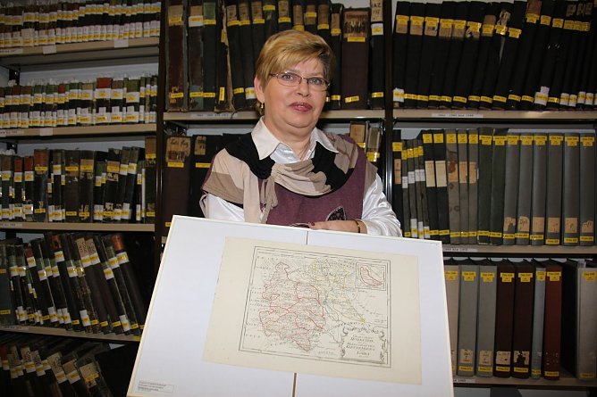 Viola Herzog mit historischer Landkarte 18 Jahrhundert (Foto: J. Piper)