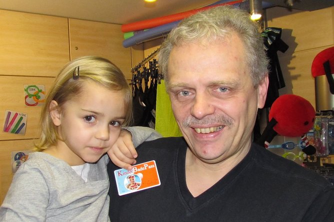 Der Opa freut sich mit (Foto: Badehaus)