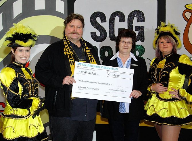 Übergeben (Foto: Bernd Peter) Übergeben (Foto: Bernd Peter)