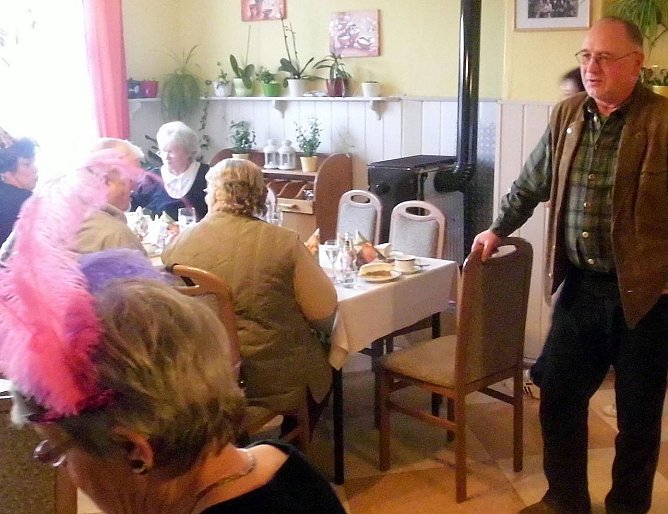 Hartmut Sauermann wusste Interessantes aus der Gemeinde zu berichten. (Foto: M. M&uuml;ller)