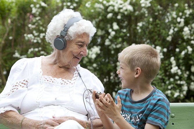 Oma mit Enkel (Foto: K. Richter)