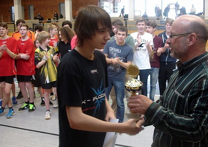 Pokal wird &uuml;berreicht (Foto: privat)