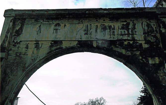 Torbogen mit Inschrift (Foto: Archiv Kneffel)