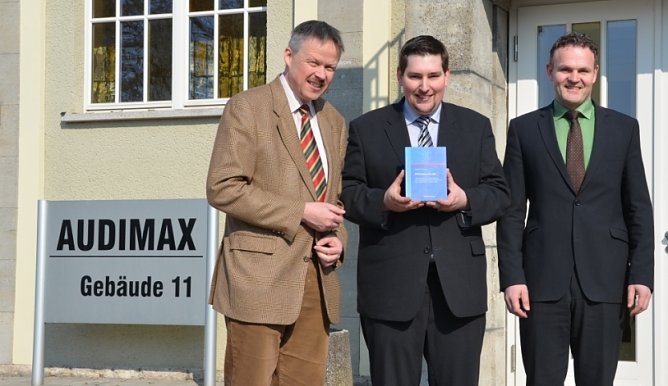 Der neue Doktor Stephan Convent zwischen seinem Doktorvater J&ouml;rg Arnsmeyer und Hochschulpr&auml;sident J&ouml;rg Wagner (Foto: FHN)
