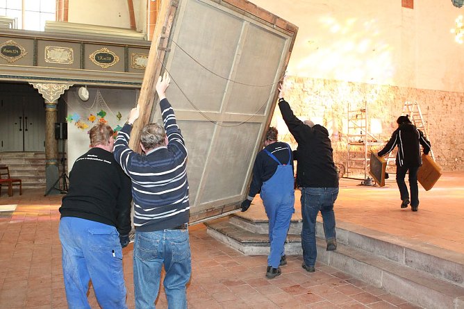 Epitaph wird transportiert (Foto: nnz) Epitaph wird transportiert (Foto: nnz)