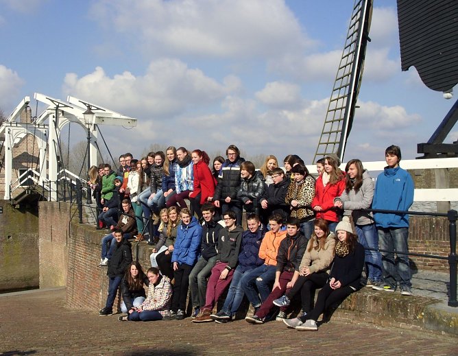 Gruppenbild vor der Windm&uuml;hle (Foto: Heike Roeder)