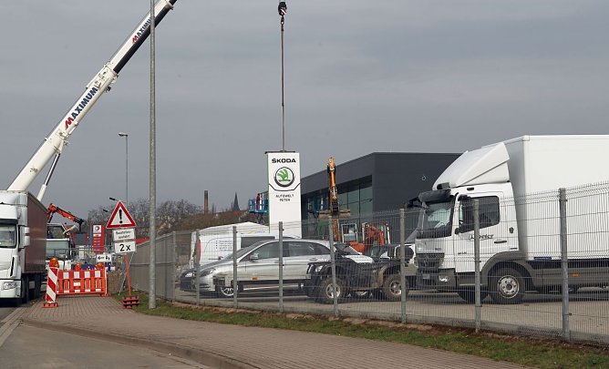 Ein Pylon wird gesetzt (Foto: nnz) Ein Pylon wird gesetzt (Foto: nnz)