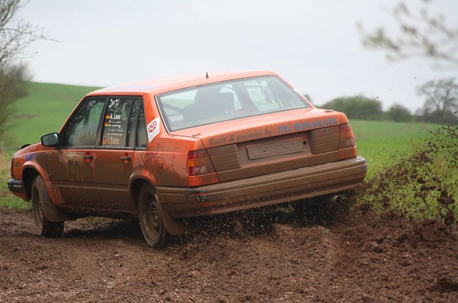 Rutschiges Gelände auch für einen Volvo (Foto: Franc-Randy Telemann) Rutschiges Gelände auch für einen Volvo (Foto: Franc-Randy Telemann)