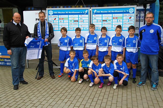 Trikots &uuml;bergeben (Foto: Wacker Nordhausen)