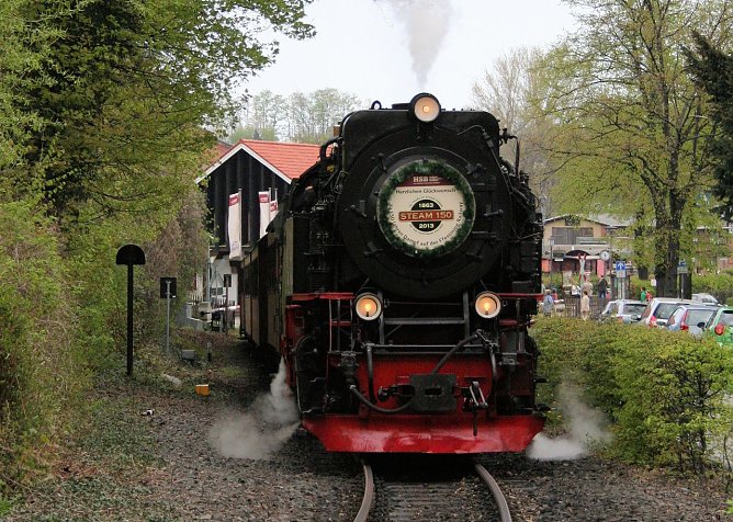 Gl&uuml;ckw&uuml;nsche an der Lok (Foto: HSB)