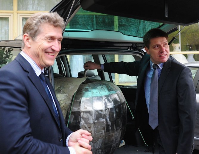 Den Apfel begutachtet (Foto: Stadtverwaltung Nordhausen)