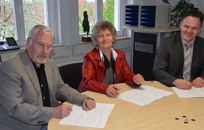 Unterschrieben (Foto: FHN)