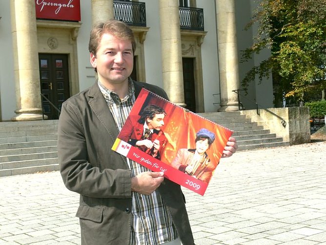 Tietja pr&auml;sentiert neuen Kalender (Foto: K&uuml;hn)