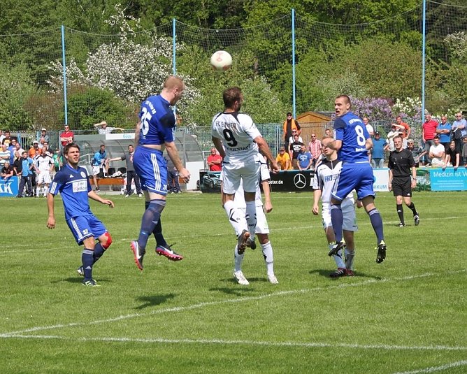 1:0 gegen Rudolstadt, Benjamin Halstenberg im Kopfball-Duell (Foto: Archiv Verkouter)