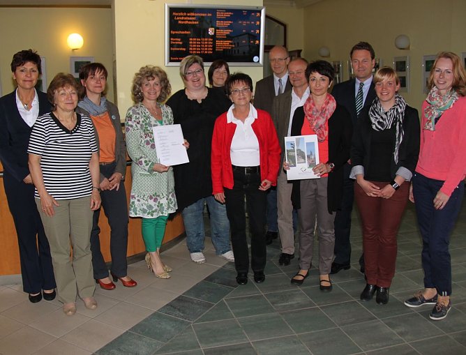 Vertrag unterzeichnet (Foto: J. Piper) Vertrag unterzeichnet (Foto: J. Piper)