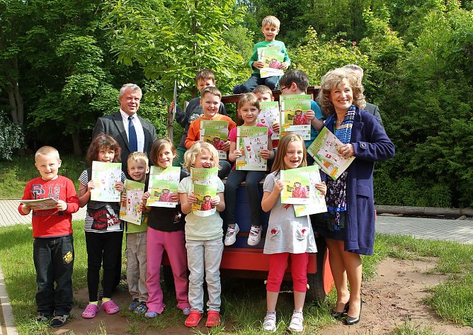 Hefte &uuml;bergeben (Foto: nnz)