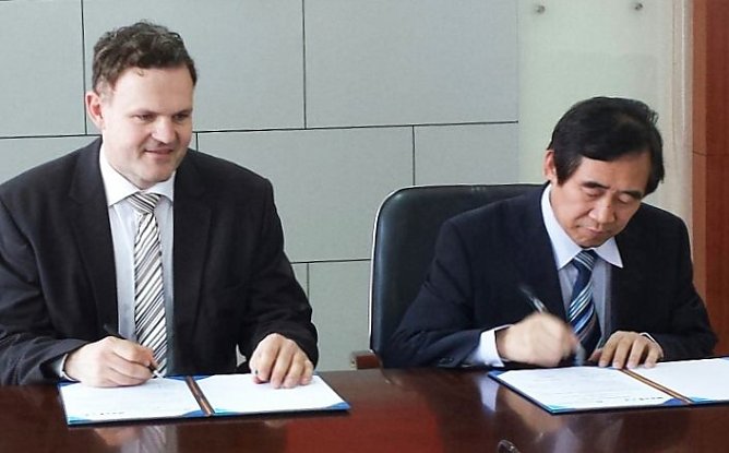 Vertrag unterzeichnet (Foto: FHN)