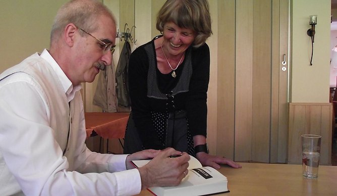 Lochthofen signiert sein Buch (Foto: K. Frank) Lochthofen signiert sein Buch (Foto: K. Frank)
