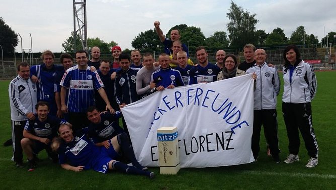 Die Mannschaft, Trainer, Betreuer und die "Wackerfreunde Elbflorenz" (Foto: F. Kirchhoff) Die Mannschaft, Trainer, Betreuer und die "Wackerfreunde Elbflorenz" (Foto: F. Kirchhoff)