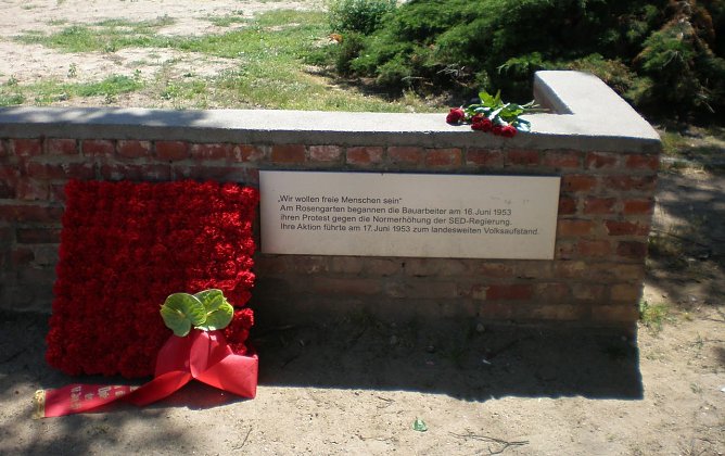 Erinnert (Foto: Harald Buntfu&szlig;)