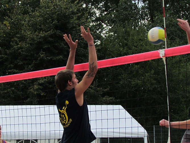 Hoch am Netz am Kiesteich (Foto: privat) Hoch am Netz am Kiesteich (Foto: privat)