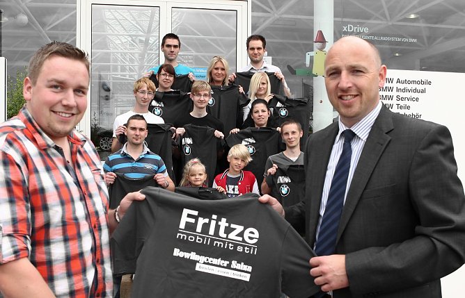 T-Shirts übergeben (Foto: nnz) T-Shirts übergeben (Foto: nnz)