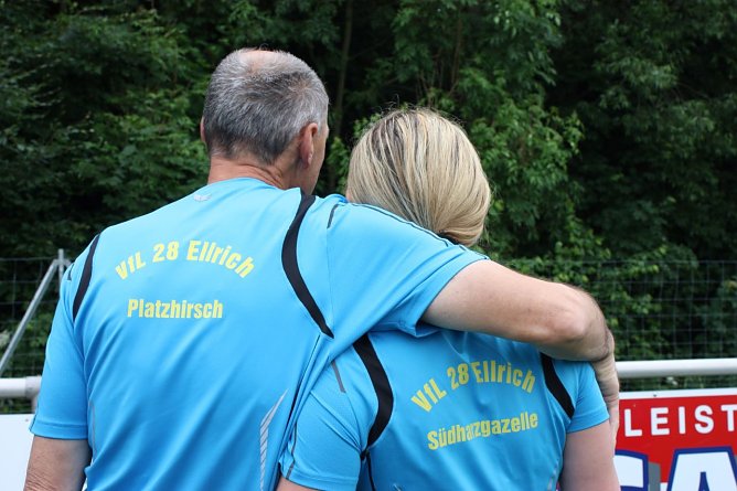 Platzhirsch und Südharzgazelle (Foto: privat) Platzhirsch und Südharzgazelle (Foto: privat)