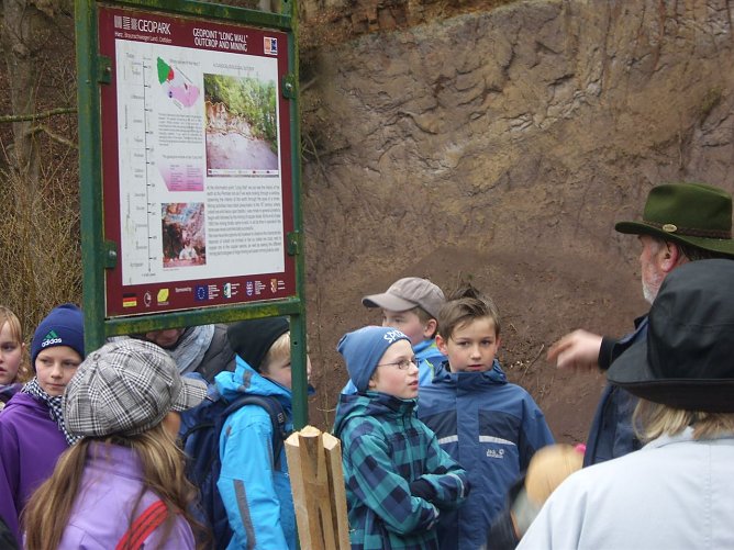 Kindern das Bergwerk erklären (Foto: M. Kappler) Kindern das Bergwerk erklären (Foto: M. Kappler)