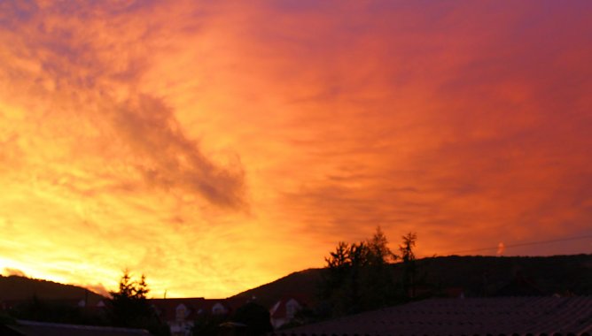 Leuchtender Himmel (Foto: Bernd Peter) Leuchtender Himmel (Foto: Bernd Peter)