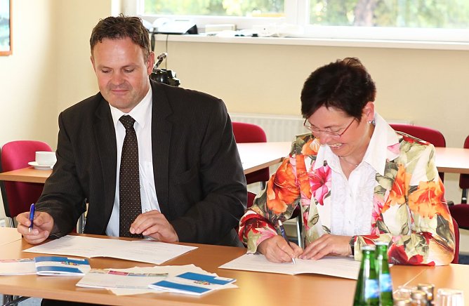 Taubert, Wagner bei der Unterschriftsleistung (Foto: nnz) Taubert, Wagner bei der Unterschriftsleistung (Foto: nnz)