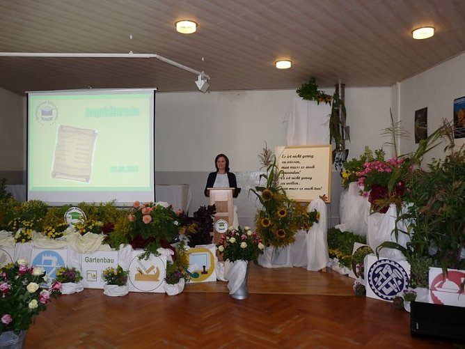 Zeugnisse erhalten (Foto: Karl-Heinz Herrmann) Zeugnisse erhalten (Foto: Karl-Heinz Herrmann)