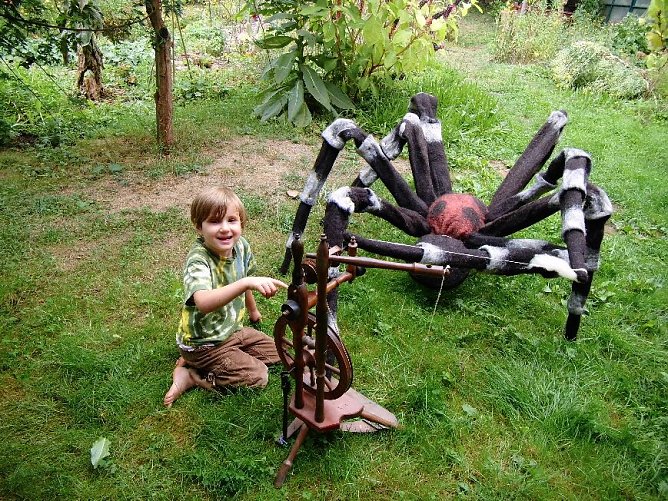 Die beste Spinnerin bekommt die Krone (Foto: privat) Die beste Spinnerin bekommt die Krone (Foto: privat)