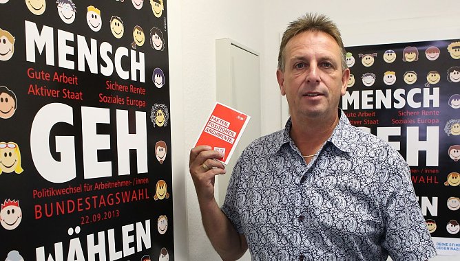 Wieniger vor Plakat des DGB (Foto: nnz) Wieniger vor Plakat des DGB (Foto: nnz)