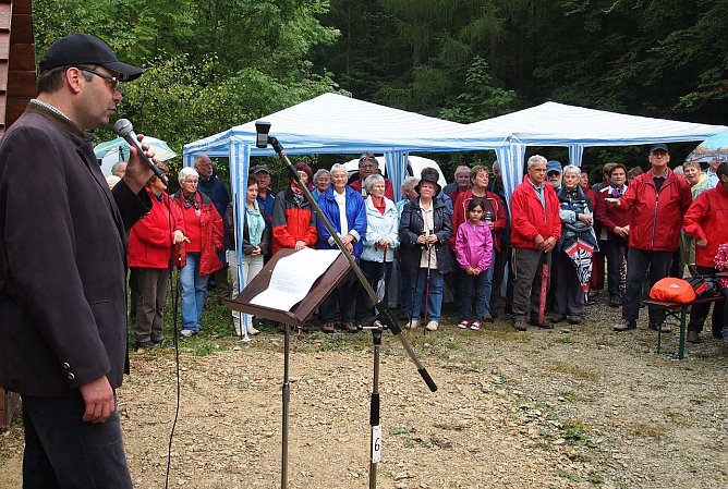 Schutzh&uuml;tte &uuml;bergeben (Foto: R. Englert)