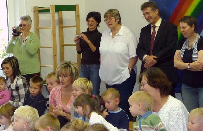 Besuch bei den Kleinsten (Foto: Freyberg)