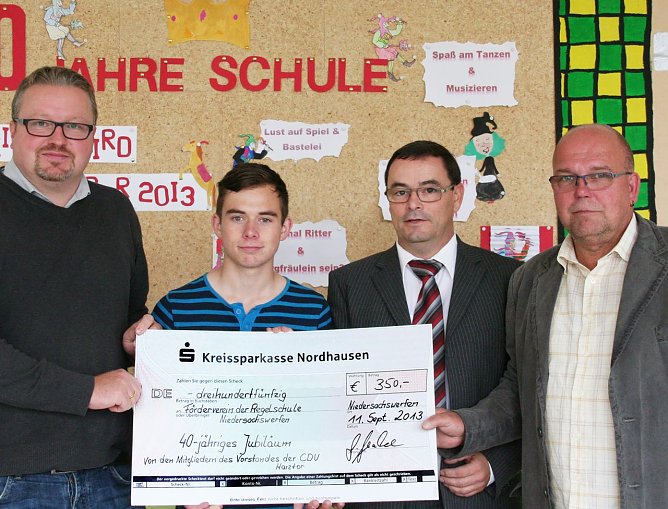 Spendenscheck &uuml;bergeben (Foto: privat)