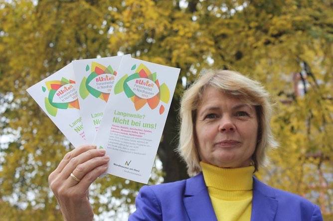 Birgit Adam präsentiert den neuen Flyer (Foto: Stadtverwaltung Nordhausen) Birgit Adam präsentiert den neuen Flyer (Foto: Stadtverwaltung Nordhausen)