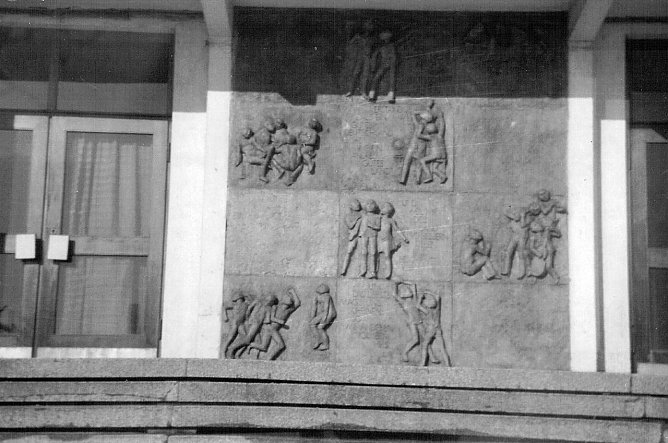 Relief am Hauptportal 1980 (Foto: Archiv Kneffel) Relief am Hauptportal 1980 (Foto: Archiv Kneffel)