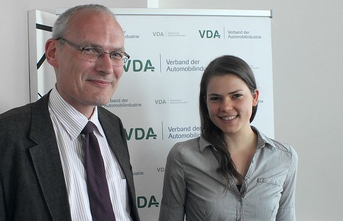 Absolventin Beatrice L&uuml;ders und ihr Betreuer beim VDA, Alexander Fritz (Foto: privat)
