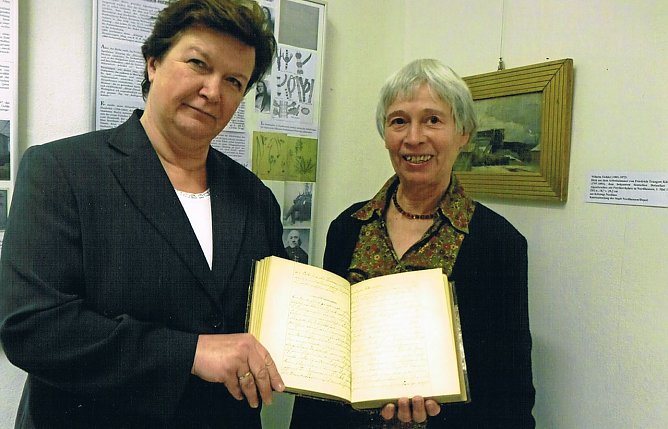 &Uuml;bergabe der Handschrift (Foto: Archiv Kneffel)