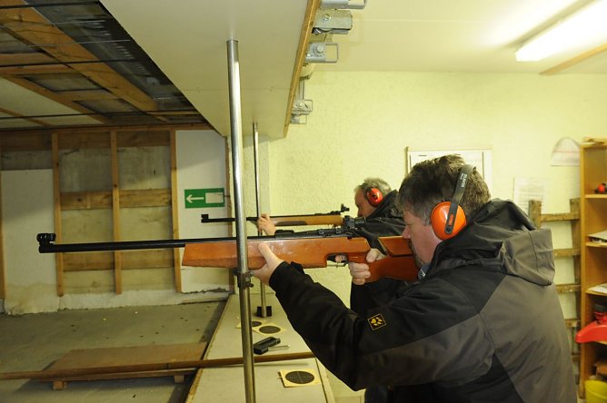 Unter Waffen? (Foto: W. Hasselbach) Unter Waffen? (Foto: W. Hasselbach)