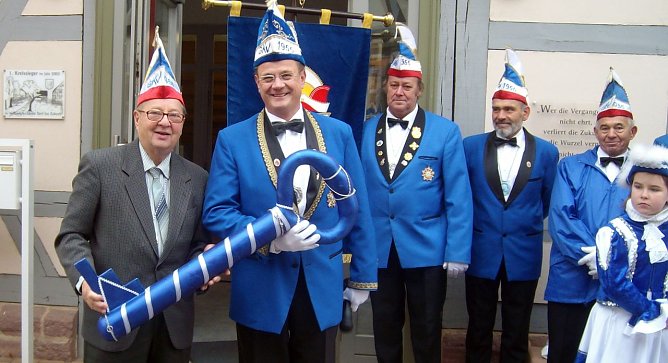 Traditionelle Schl&uuml;ssel&uuml;bergabe (Foto: privat)