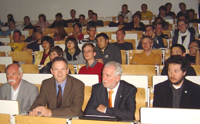 Minister h&ouml;rt zu (Foto: RCDS)