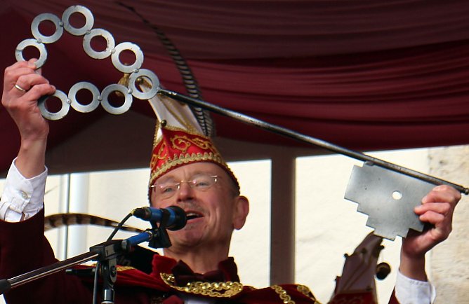 Schl&uuml;ssel &uuml;bergeben (Foto: nnz)